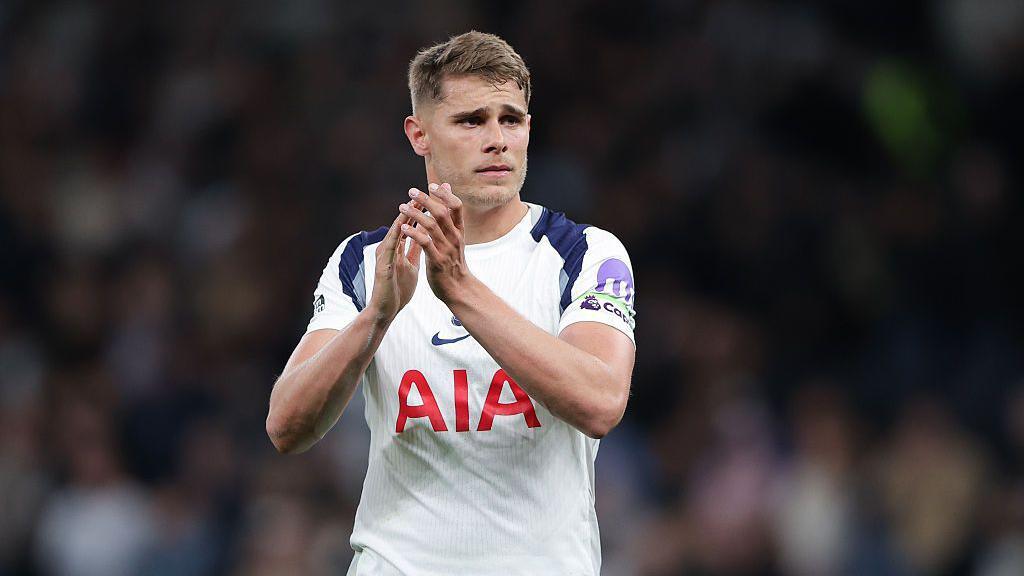 Micky van de Ven Segera Perpanjang Kontrak di Tottenham